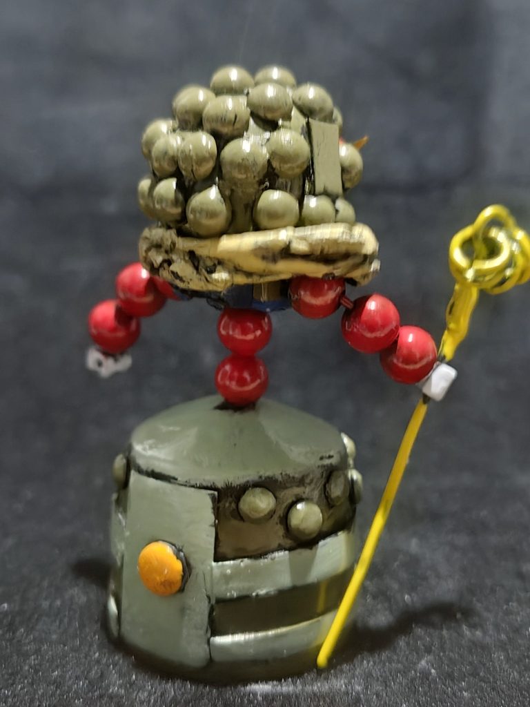 鐘の部分はラムネ菓子の容器から切り取り、中にエポキシパテを詰め、プラバンやジュエルシールでディテールを追加。