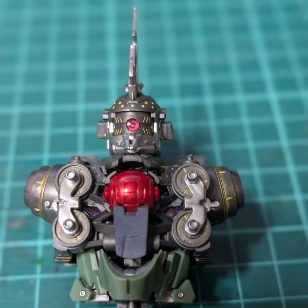 すごい情報量。コックピットはガンダムマーカーのロイヤルメタレッドで塗装後にクリアー光沢を吹いてます。フレーム部分は少しホビーマーカーのゴールドで塗ってます。（1枚目）