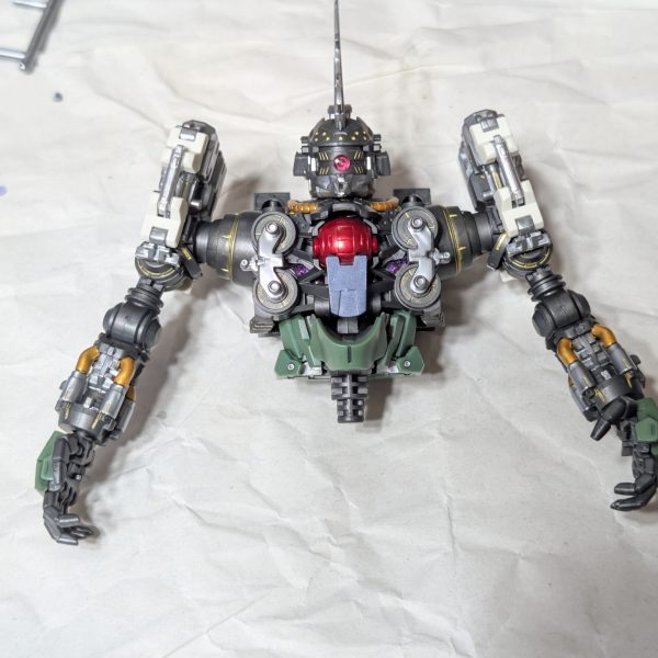 すごい情報量。コックピットはガンダムマーカーのロイヤルメタレッドで塗装後にクリアー光沢を吹いてます。フレーム部分は少しホビーマーカーのゴールドで塗ってます。（2枚目）