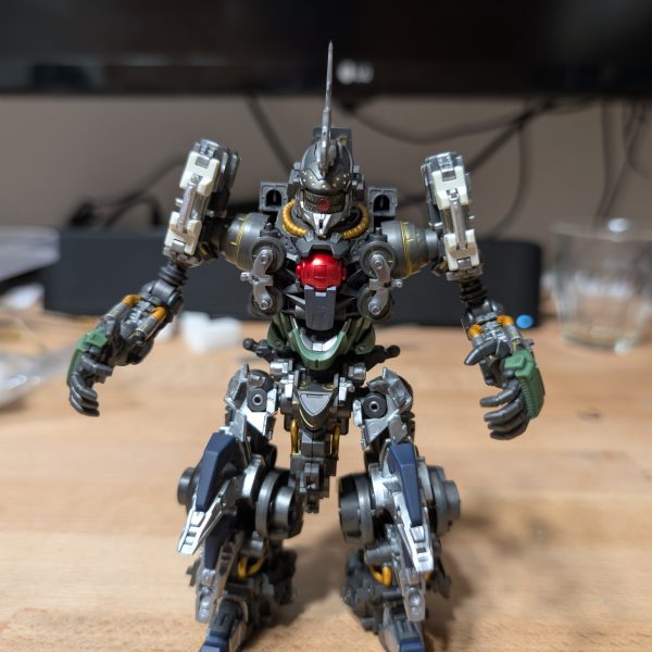 すごい情報量。コックピットはガンダムマーカーのロイヤルメタレッドで塗装後にクリアー光沢を吹いてます。フレーム部分は少しホビーマーカーのゴールドで塗ってます。（3枚目）