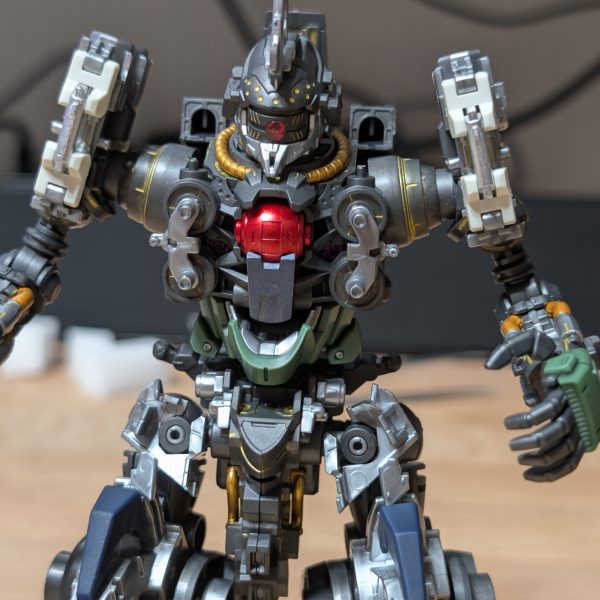 すごい情報量。コックピットはガンダムマーカーのロイヤルメタレッドで塗装後にクリアー光沢を吹いてます。フレーム部分は少しホビーマーカーのゴールドで塗ってます。（4枚目）