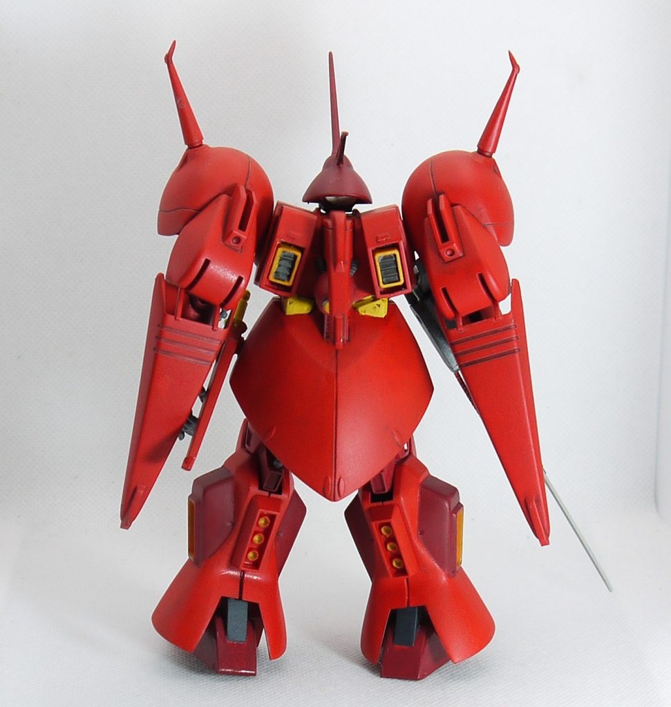 さて、少しR・ジャジャという機体について考察を。 試作機ということか、細い動力パイプが多い。肩から肘へと伸びている動力パイプは腕の可動を殺しています(横方向に回転出来ない)。そして足のふくらはぎ両側に空いている謎の穴。バーニアは裏側にあるし、おそらく放熱機構と思われます。肩アーマーの穴も放熱用じゃないかな? この肩アーマー、クルッと回して後ろの部分をシールドに出来る設定ですが(説明書に書いてあった)、肩の関節を通す穴が反対側にはないので物理的に不可能です。 R・ジャジャ、旧ジオンのギャンの流れを汲むMSですが、ここからの発展機ってありませんよね。