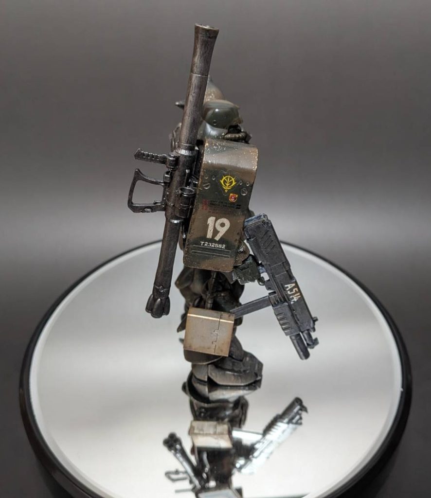 陸戦型のザクをイメージしたので、余ってたフットミサイルを装備しました。