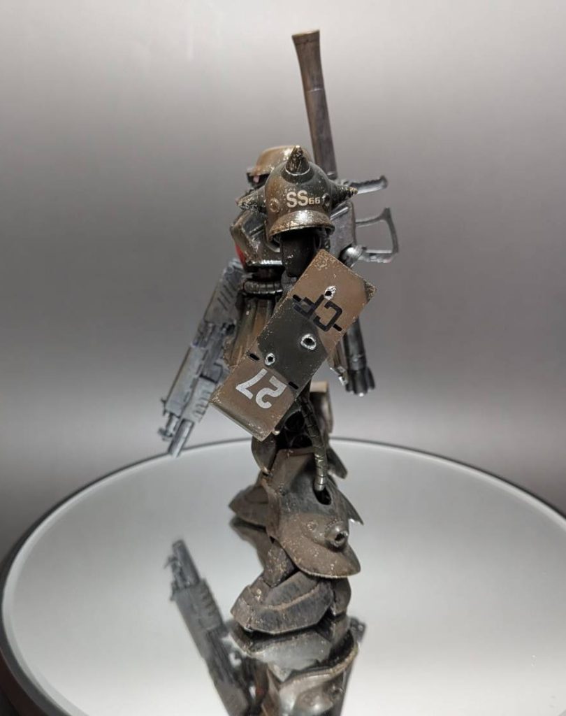 このスパイクシールドもどきは、origin版旧ザクの余った盾を使って作りました。