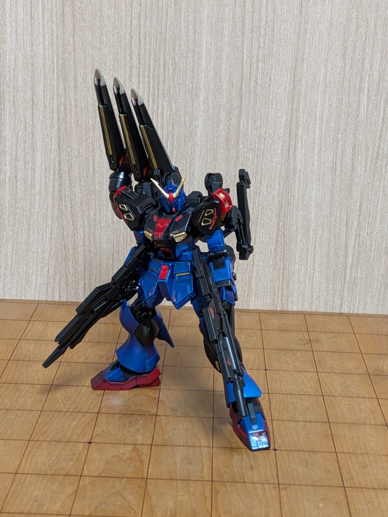 悪いνガンダムになるように、所々に赤と金を入れてます。