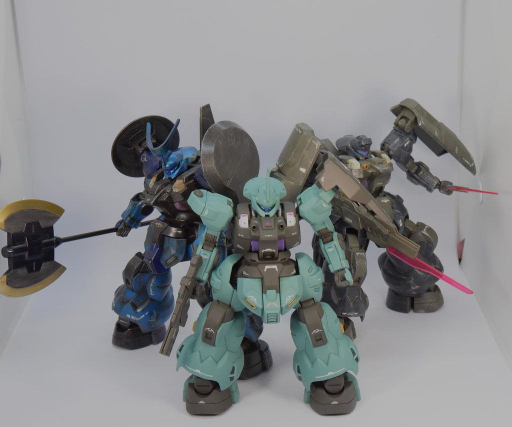 過去作のラウダ機、ディランザソルと共に。グエル機もパチ組だけしている(未アップ)ので、ここまできたら全塗装してディランザ4種勢ぞろいさせたいですね。