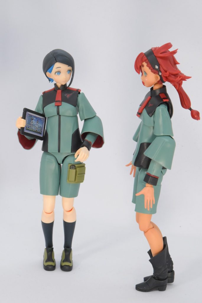 ついでに、積んでいたプレバン限定一般制服Ver.のスレッタも作ったので一緒にアップ。胸部のロゴ以外はシールは使っていません。どちらも部分塗装したり、目に薄くクリアのUVレジンでハイライトを作ったり、少し手を加えています。