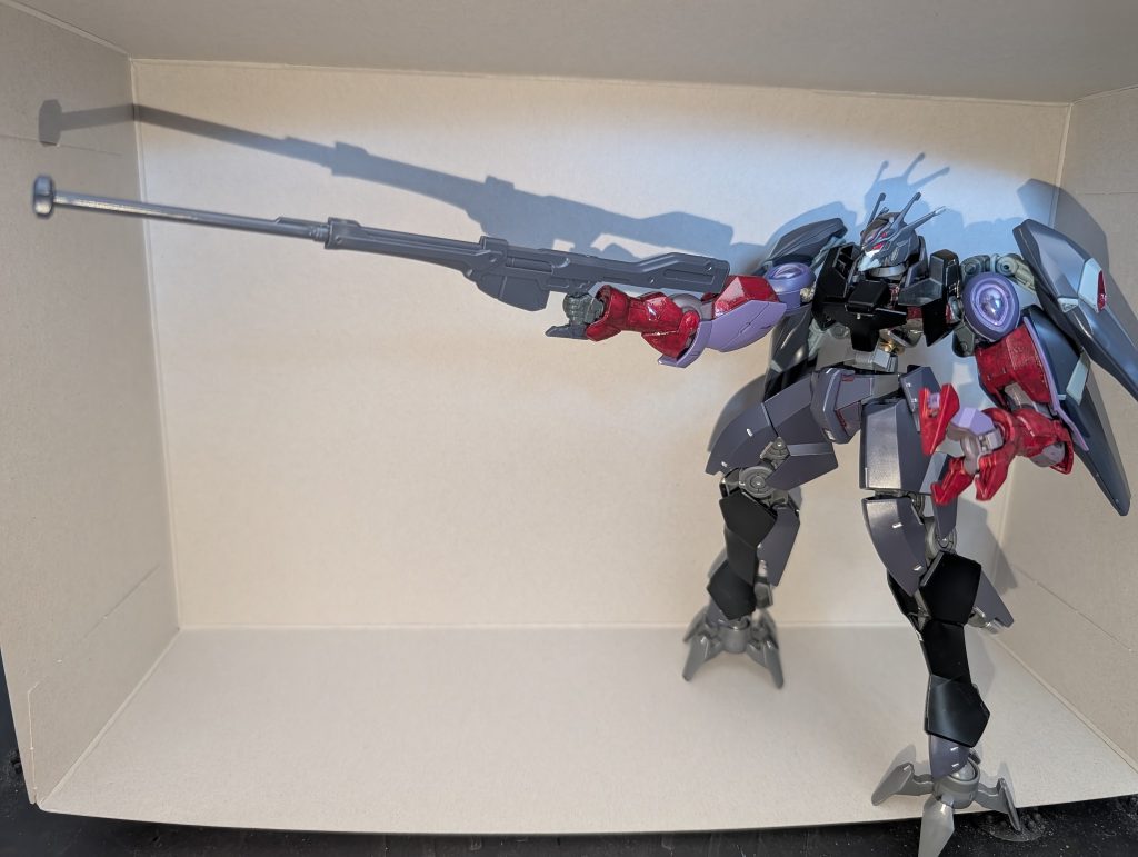 基本的にはファラクトと同じくロングレンジの戦いを得意とした機体。腕部、脚部のクローで接近戦にも対応…という、ファラクトの進化した発展機みたいな感じですね。