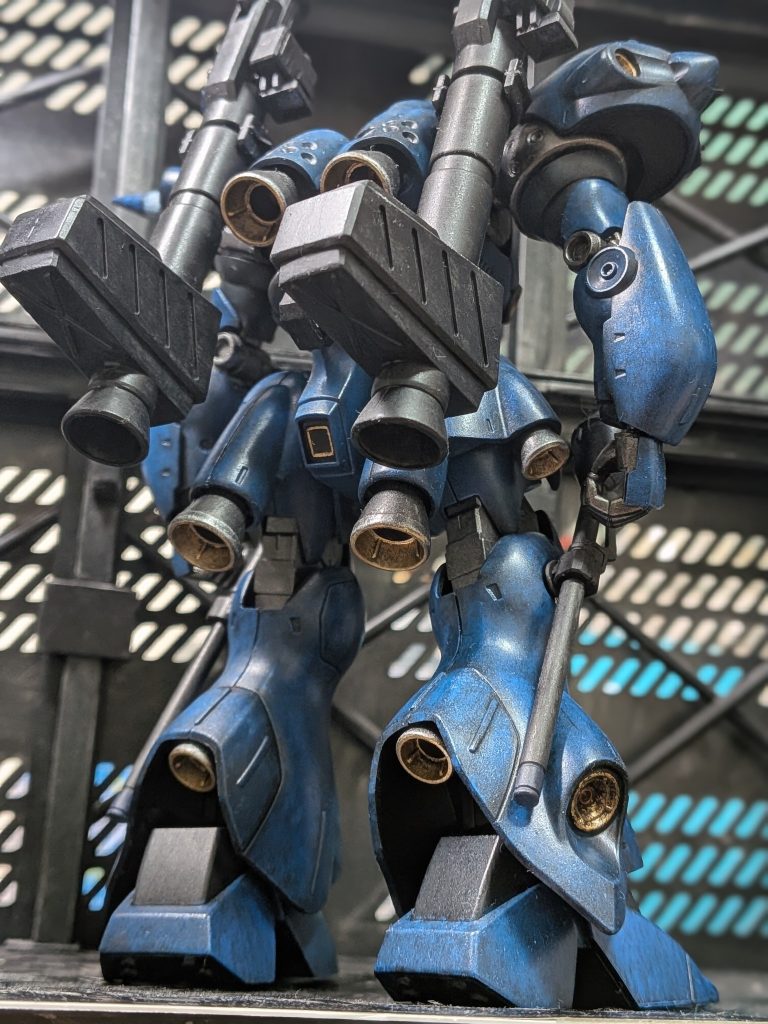 いつも武器を塗るのが面倒で、「赤鉄色で終了！🙃」なのですが、武装盛り盛りのケンプファー、さすがにそれはマズイので、今回はちょっと頑張ってみました。😤全体黒サフの上にダークグレー、レッドブラウンを重ねました。😃
