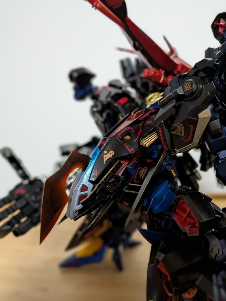顔には鉄道模型のフロントパーツやジャンパーツで鉄仮面+牙を追加。