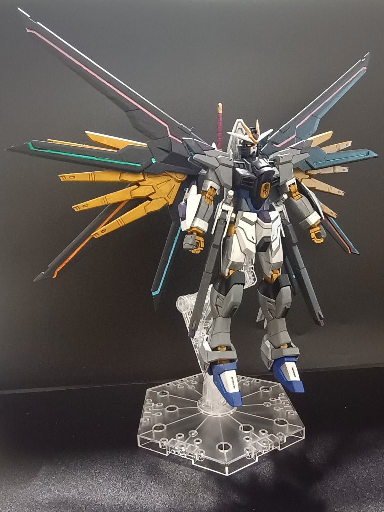 ウイング展開状態。羽の隙間もデカール使わず筆塗装しました。全部ピンク系にしようかと思いましたが本体が落ち着いた色なのでちょっと派手にしてみました。