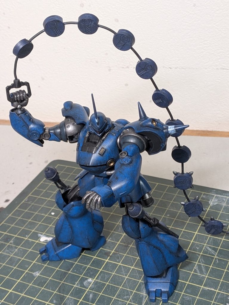チェーンマインも塗りましたよ〜。黒サフの上から、ティターンズブルーを重ねました。(zaku-kao5)
