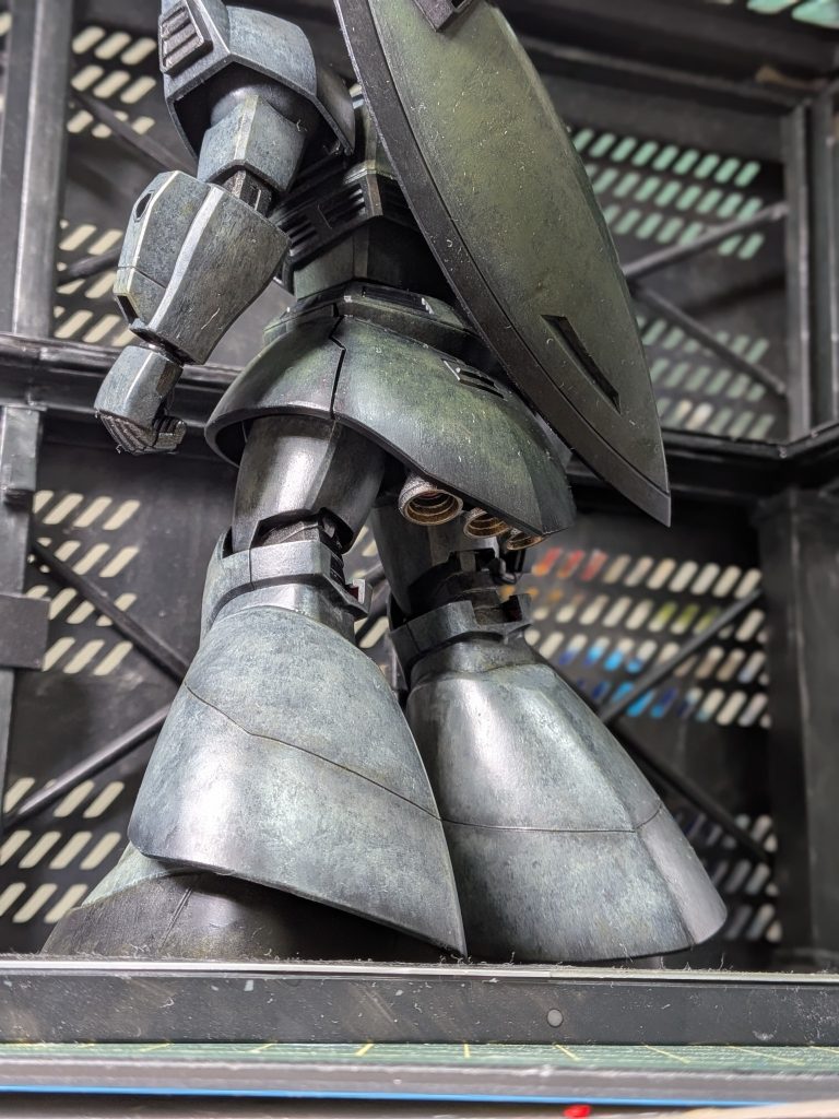 肩部分にスラスター取り付け、多少スジ彫りしました。(zaku-kao5)