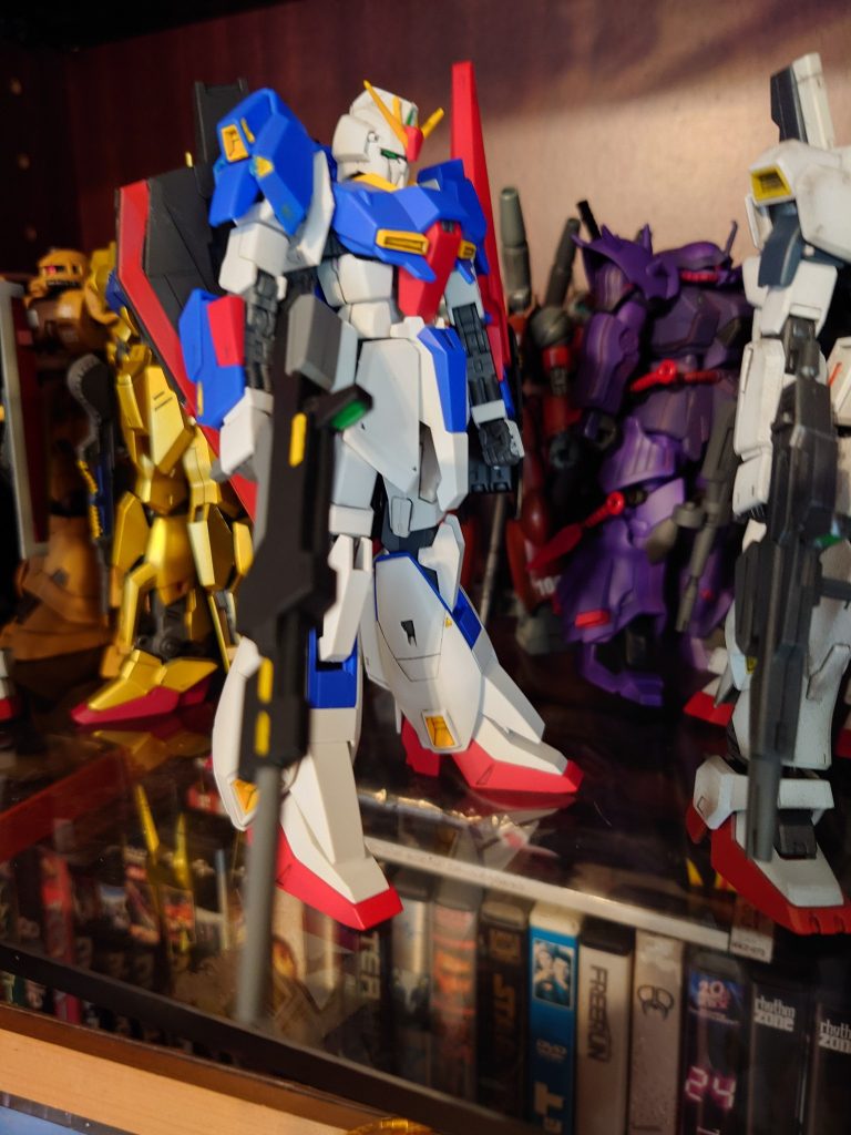 前作は、衝動買い？と言うか、息子が、買ったろか？からの始まりでした。当然、ハマる前なのでエアブラシなども無くてプラカラーを必要な数を買い、筆塗りで作りましたが、完成後にAmazonでエアブラシの簡易セットが3000円強であるので購入。充電式のハンディータイプを購入したが不良品で返品。やはりハンディーは、信用できないからコンパクトなコンプレッサーの物を代用購入。意外と使えるしキレイに仕上がる。小学生がくせいから中学生の時にコミックボンボンで憧れたMAX塗りが簡単に出来る！からのＺガンダムを三度に渡り組バラシのリメイクで。三度目には、肩関節が折れてアロンアルファで固定で動けずのポーズ。オマケにマーク2のブルーの様にブルーが濃くなり、また入手できたら作り直ししたいとの思いから実行。