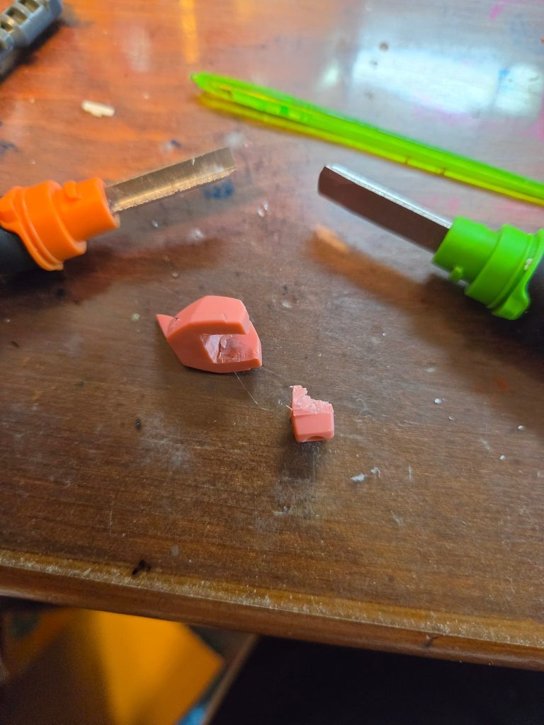 ⚠ここの作業は怪我をする可能性が高いですしっかりと手を保護して作業するか、じっくり作業を行うようにして下さい。今度は、肩パーツの二の腕と肩アーマーを分割します。(gundam-kao8)このシャアゲルくんは何故か、硬い材質でできていますが、それでも写真に映る彫刻刀で切れるので、ご心配なく。ですが、ここの作業はかなり怪我しやすいので、お気をつけ下さい。(zaku-kao10)