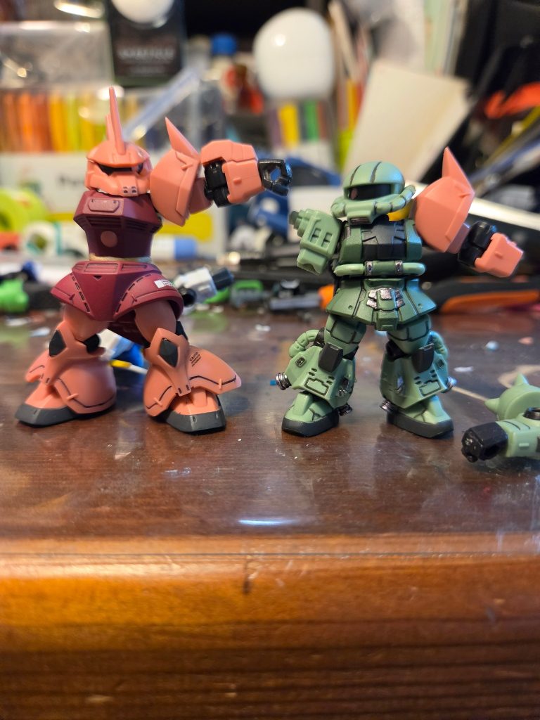 改造のお陰でこれだけ肩が上がります!!(zaku-kao10)右が施工前。ザクなのは気にしないで...左が施工後。水平以上まで上がってます!!しかもこれ程の効き目があるのにも関わらず、元の関節パーツを使用しているので、必要費は500円のみ（道具費除く）!!(zaku-kao10)経済的!!