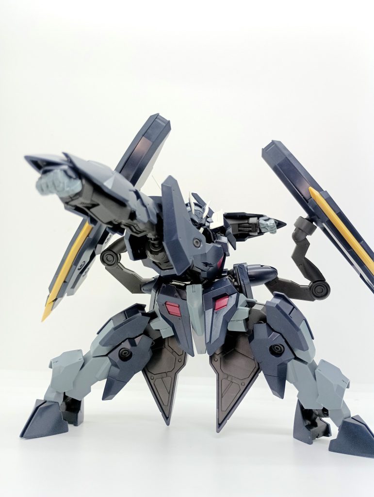 この逆三角形のシルエットがとても威圧感があって良いですねイシュー家の所有するガンダムですが、カルタがこれに乗る姿も見たかったですね…まぁそうなると鉄華団がかなり危うかったかもですが