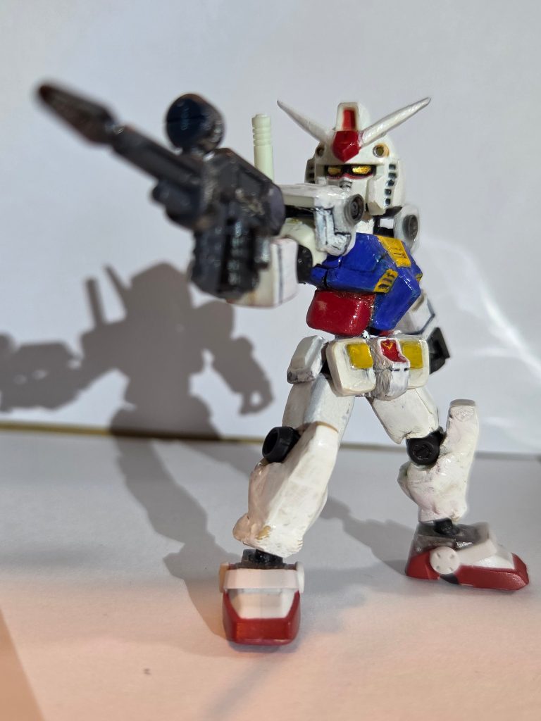 ビームライフルア「ガンダムが使っていたものだ。」先「あれ?腕についてたガントレットみたいな物は?」ア「ああ、ビームシールド発生機か、あれは今のガンダムのジェネレーター出力では使用出来ないので外させて貰った。幾ら強力な盾があっても使えないなら宝の持ち腐れだからな。」先「成る程....」