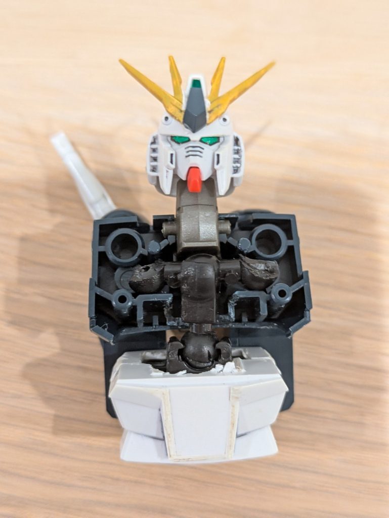 胴体の中身100均に売っている戦闘フィギュアのフレームを使っています！グリングリン動かせます！最後まで見てくれてありがとうございます😊
