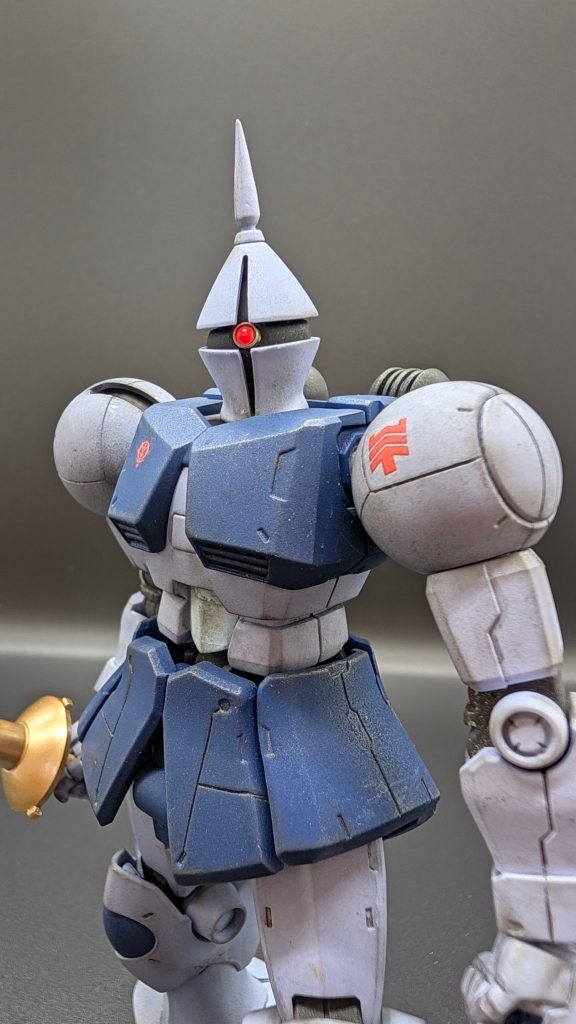 モノアイは最初発光させようとしていたのですが途中で諦めHIQPARTSを使用、デカールはショルダーの大佐マークと胸のジオンマークのみ、スジ彫りはショルダーとスカート、脚のフレア部分、合わせ目処理は頭部と脚のフレア一部のみの加工し、頭部の尖った部分（なんて言うのか？）はパテで延長し尖らせ、全塗装（エアブラシ）を行いました。