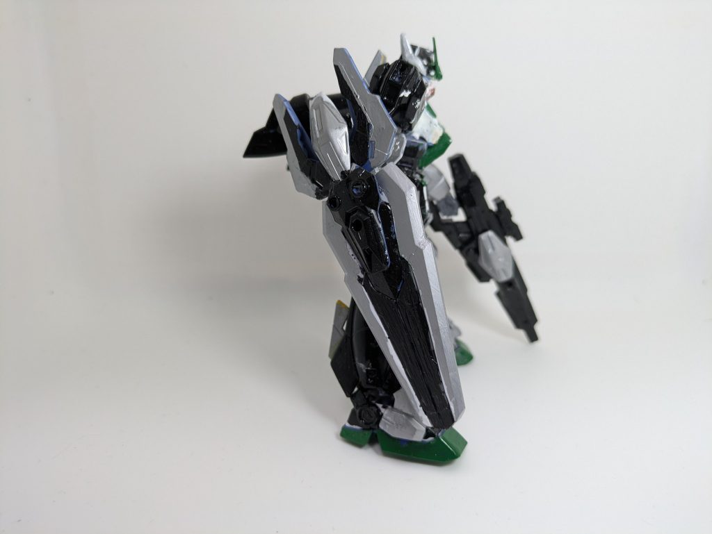 武器や盾はエアリアルの物をほぼそのまま使っています。ジャンク品なので腕のパーツがグラグラしており、持つのなら左手しかないなと思い武器は左手にしました。