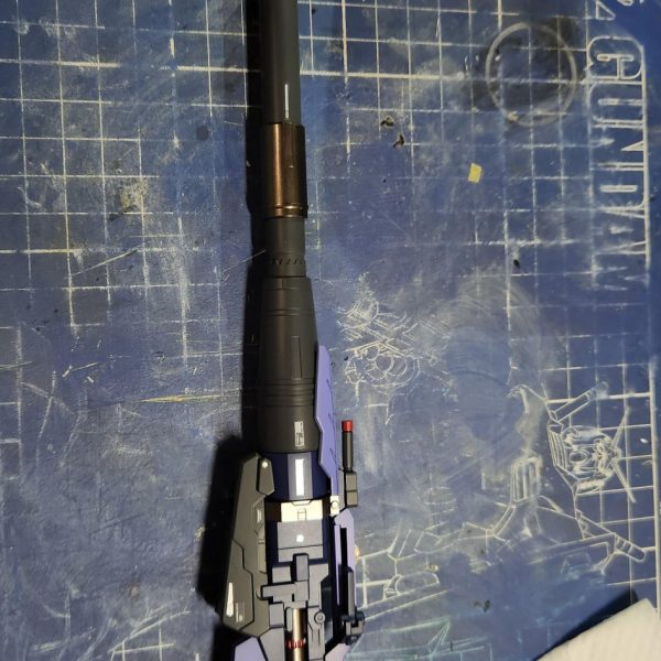 現在制作中のRG Hi-νガンダムです!脚部の組み立てとトップコートまで終わったので、ちょっと嬉しくなって進捗報告です。今回は全体的にリアルで渋めの重厚感を目指してます。外装の塗装:黒立ち上げからのグラデーション!パーツ単体で見てた時は「ちょっとグラデ薄すぎたかな…?」と不安やったけど、組み上げてみたらめちゃくちゃいい感じに馴染んでくれました。最終仕上げはしっとり半ツヤです。内部フレームのこだわり:ここはちょっと実験も含めて、NAZCAのメカサフスーパーヘヴィを贅沢に下地にして、その上からガイアノーツの「スターブライトアイアン」を重ねてみました。メカサフの細かい粒子のおかげでピカピカしすぎず、鈍く重い「鉄!」って感じの質感になって良い感じ。半ツヤ外装の隙間から覗くこの金属感がたまらんです……!膝裏のパイプ類もゴールドとシルバーでちまちま塗り分けました。武器:ハイパー・メガ・バズーカ・ランチャーも一緒に進行中。ティターンズブルーをそのまま吹いたので、単体やと「ちょっと明るすぎたかな?」と思ったけど、なんか大丈夫そうかな。脚部は外装を被せた瞬間に、思った感じの「装甲の半ツヤ×フレームの金属感」のツヤの差が決まって、納得いったかな。残りも組み上げて早く完成させたい!(6枚目)