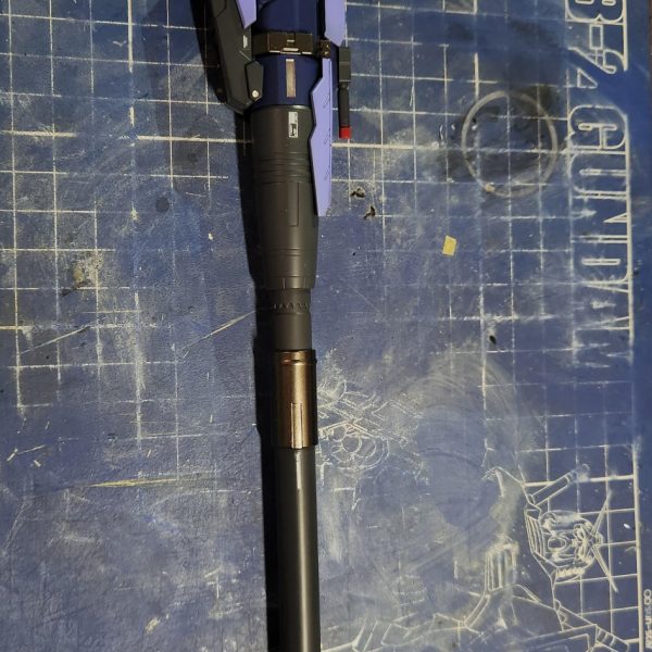 現在制作中のRG Hi-νガンダムです!脚部の組み立てとトップコートまで終わったので、ちょっと嬉しくなって進捗報告です。今回は全体的にリアルで渋めの重厚感を目指してます。外装の塗装:黒立ち上げからのグラデーション!パーツ単体で見てた時は「ちょっとグラデ薄すぎたかな…?」と不安やったけど、組み上げてみたらめちゃくちゃいい感じに馴染んでくれました。最終仕上げはしっとり半ツヤです。内部フレームのこだわり:ここはちょっと実験も含めて、NAZCAのメカサフスーパーヘヴィを贅沢に下地にして、その上からガイアノーツの「スターブライトアイアン」を重ねてみました。メカサフの細かい粒子のおかげでピカピカしすぎず、鈍く重い「鉄!」って感じの質感になって良い感じ。半ツヤ外装の隙間から覗くこの金属感がたまらんです……!膝裏のパイプ類もゴールドとシルバーでちまちま塗り分けました。武器:ハイパー・メガ・バズーカ・ランチャーも一緒に進行中。ティターンズブルーをそのまま吹いたので、単体やと「ちょっと明るすぎたかな?」と思ったけど、なんか大丈夫そうかな。脚部は外装を被せた瞬間に、思った感じの「装甲の半ツヤ×フレームの金属感」のツヤの差が決まって、納得いったかな。残りも組み上げて早く完成させたい!(5枚目)