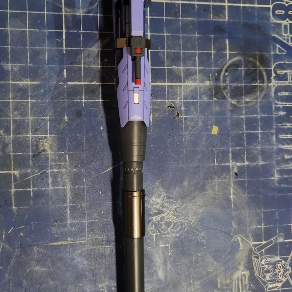 現在制作中のRG Hi-νガンダムです!脚部の組み立てとトップコートまで終わったので、ちょっと嬉しくなって進捗報告です。今回は全体的にリアルで渋めの重厚感を目指してます。外装の塗装:黒立ち上げからのグラデーション!パーツ単体で見てた時は「ちょっとグラデ薄すぎたかな…?」と不安やったけど、組み上げてみたらめちゃくちゃいい感じに馴染んでくれました。最終仕上げはしっとり半ツヤです。内部フレームのこだわり:ここはちょっと実験も含めて、NAZCAのメカサフスーパーヘヴィを贅沢に下地にして、その上からガイアノーツの「スターブライトアイアン」を重ねてみました。メカサフの細かい粒子のおかげでピカピカしすぎず、鈍く重い「鉄!」って感じの質感になって良い感じ。半ツヤ外装の隙間から覗くこの金属感がたまらんです……!膝裏のパイプ類もゴールドとシルバーでちまちま塗り分けました。武器:ハイパー・メガ・バズーカ・ランチャーも一緒に進行中。ティターンズブルーをそのまま吹いたので、単体やと「ちょっと明るすぎたかな?」と思ったけど、なんか大丈夫そうかな。脚部は外装を被せた瞬間に、思った感じの「装甲の半ツヤ×フレームの金属感」のツヤの差が決まって、納得いったかな。残りも組み上げて早く完成させたい!(4枚目)