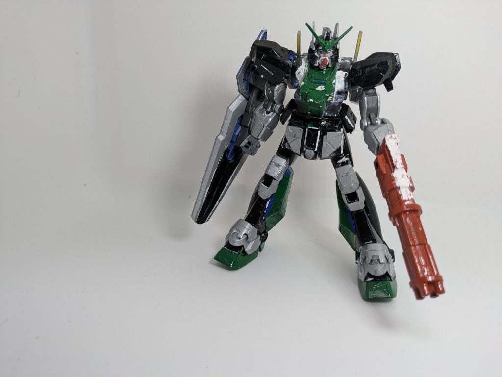 左手にはカスタム武器のガトリングをセットしています。ロックマンのロックバスターや改造された桃白白のスーパーどどん波みたいに腕に武器付けて攻撃するロマンを求めて着けました(gundam-kao5)(例えが古いのは年代ですね)