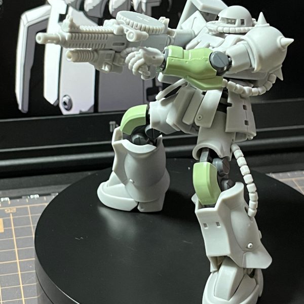 ♪遠い星は死んで　あなたは今何処に　夢に醒め続けて　言葉に凍る　光はカオス　燃えてゆく獣に　惜しみなく与える魂　…と、いう、ORIGIN 前夜 赤い彗星　第4弾のあの地球侵攻のシーンで連邦戦闘機を迎撃するザクの射撃ボリュームが欲しくて銃器デカくしたんですが…どう？お爺はこれぐらい欲しいんだけど…ちなみに完成版ではグレネード脱着可能・マガジン選択式予定…UP遅くなった。続く。（2枚目）