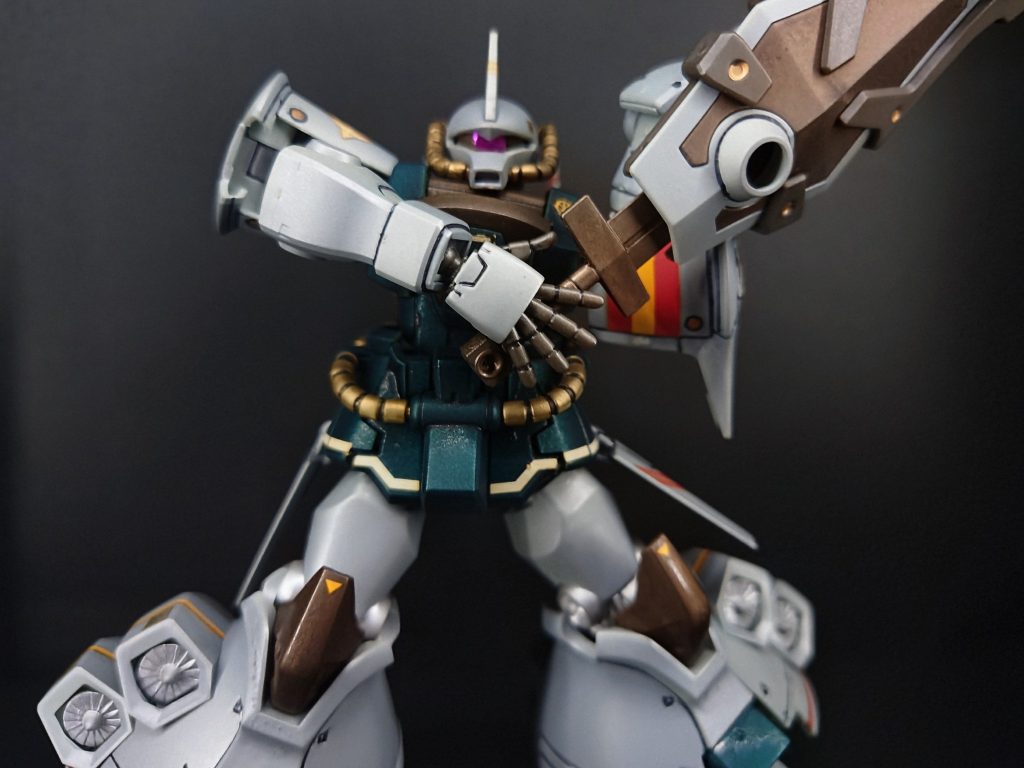 【感想まとめ】このキットは21thバージョンのプレバン限定キットです。水転写デカールが付属しており、使用してます。今、思うと勿体ない塗装をしてますね💦大容量で安価な塗料を多様してました。下地も無く直塗りなのでプラへのダメージとかも全然考えて無かったのでしょうね😭前回のラゴゥの製作から10年近く経ってるのに全然成長してないなと痛感させられた作品です。色味は気に入ってるんですけどねぇ🤣という訳で、それではまた👋