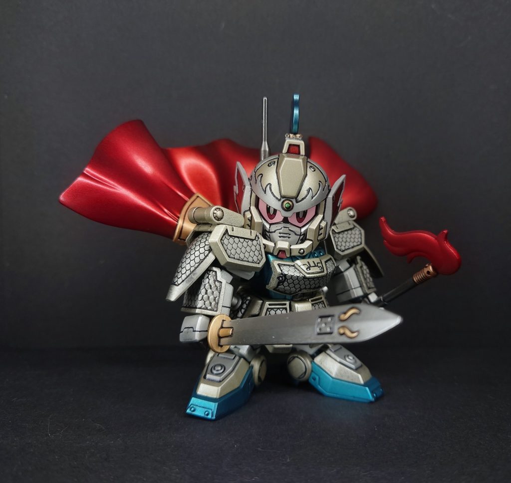 【作中での概要】公孫瓚イージーエイト(コウソンサンイージーエイト)は、『SDガンダム三国伝』の登場人物。主人公・劉備ガンダムの頼れる兄弟子。演者は『機動戦士ガンダム 第08MS小隊』の主役機「ガンダムEz8」。3行でわかる特徴渋い漢(おとこ):泥臭くも実戦向きなデザインと、豪快で義理堅い性格。白馬の将軍:全身白い鎧に身を包み、最強の騎馬部隊「白馬陣」を率いる。壮絶な最期:宿敵・袁紹バウとの戦いで、劉備や趙雲に未来を託して散る。※要約Gemini