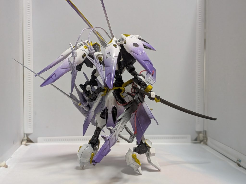 背面ウィングガンダムゼロ(TV)と30MFのクラスアップアーマーと余ったモデリングサポートグッズを使用してます。 今回はグラデーション塗装に挑戦してみましたが…どうでしょ?