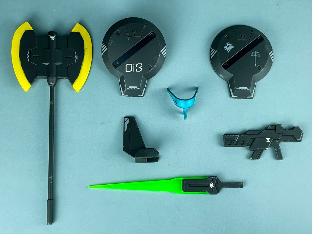 武装とラウダ専用機への換装パーツなど。ヒートアックスの刃の部分はシールも付属していないので、発熱状態を再現するためには塗装は必須。&nbsp;【使用塗料】ヒートアックス刃部分：下地にスーパーファインシルバー→シタデルカラー ファランクス・イエロー