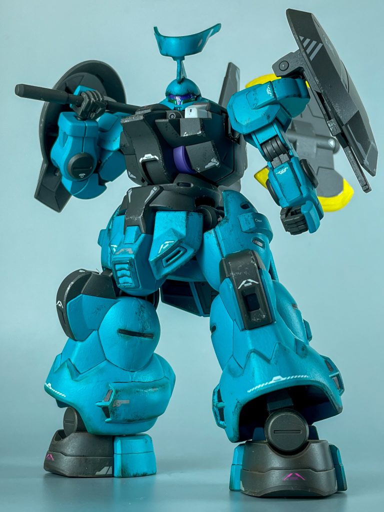 以上、HGWM ディランザ 一般機 / ラウダ専用機でした。&nbsp;水星の魔女のキットらしく、非常に作りやすいし、コンパチで一般機、ラウダ専用機にできるのもグッド。２個買ってそれぞれでディスプレイしても映えそうですね。可動に関しては見た目に反して各部が柔軟に動くので、色んなポーズが取らせやすかったです。&nbsp;ただし、残念な部分もちらほら。他でも言われている通り、太腿から脚部にかけて最近のキットとしては珍しくガッツリ合わせ目が入るため、合わせ目消しを施したのですが、ディランザは脚部の構造が複雑なので、個人的には難易度が高かったです。（画像でもわかる通り右足は失敗してますｗ）またヒートアックスに関しても片手だと保持力が弱いため、両手持ちにするか、保持力を上げるための工夫は必要です。逆に言えば、欠点はそれくらいですし、前述の通り組み立てやすく、迫力あるフォルムが本当にかっこいい良キットだと思います。&nbsp;&nbsp;&nbsp;