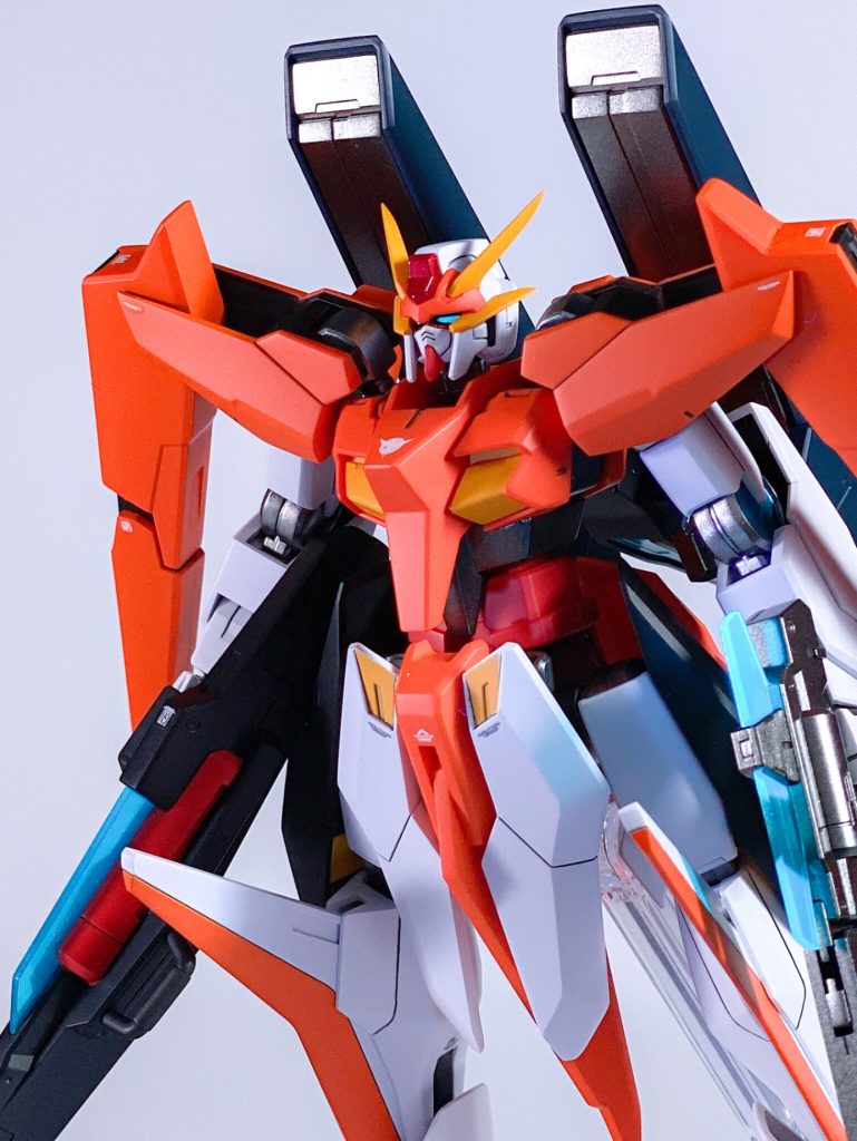アゴを短縮してより劇中のイメージに近づけました。ライフルのセンサーやツインアイ、GNコンデンサはガイアの蛍光ブルーグリーンにクレオスダイヤモンドシルバーを混ぜて吹きました。何となくGN粒子感出るような気がします。