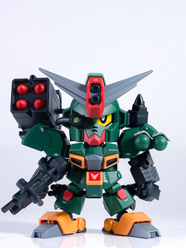 コマンドガンダム 2体目の制作になります。なんか作りたくなって積みを崩しました。今回は本体の塗装にメタリックを使用せず、またデカールを貼ったりして前回とは違うアプローチで制作しました。