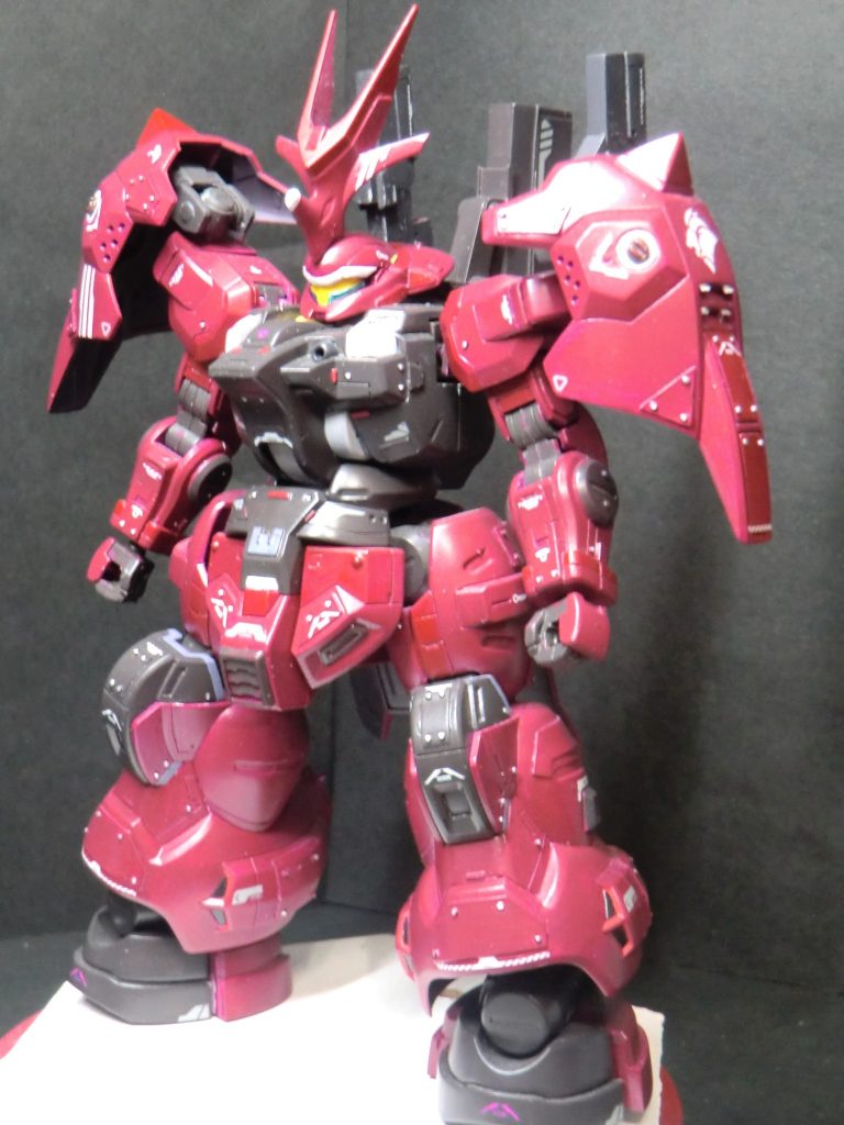 前面ラウダとの戦闘で大破したディランザを再改修した機体外見は従来通りのカスタムだが、修復した機体は一部ダリルバリデにも使われていた最新のアビオニクスに変更されており、近接における突撃性と遠距離での打撃性能の強化が行われている。　補助AIを搭載