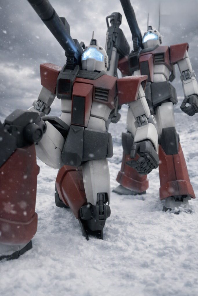 曇天の大雪原で作戦行動中の2機をイメージしています。カメラは磁石式のLED(ホワイト)で点灯します。キット付属のクリアブルーパーツに照らすことで水色の光となり、機体の赤色と相まって強いコントラストが生まれていると思います。