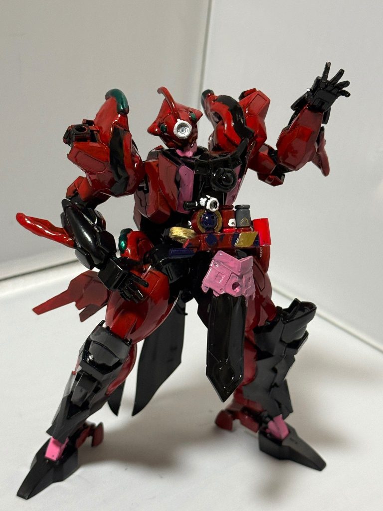頭部はほぼパテ他の有機的な部分もパテで構成されておりほかの箇所もガンプラだけじゃなく30mmと30msからいろんなパーツをかき集めて再現しました