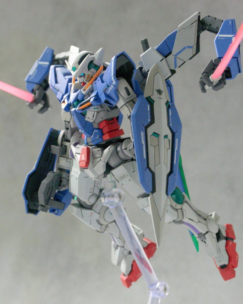 バックパックのアームはフレキシブルに稼働するように関節を3つ実装マグネットも加えてシールド等も装備できるようにしてます