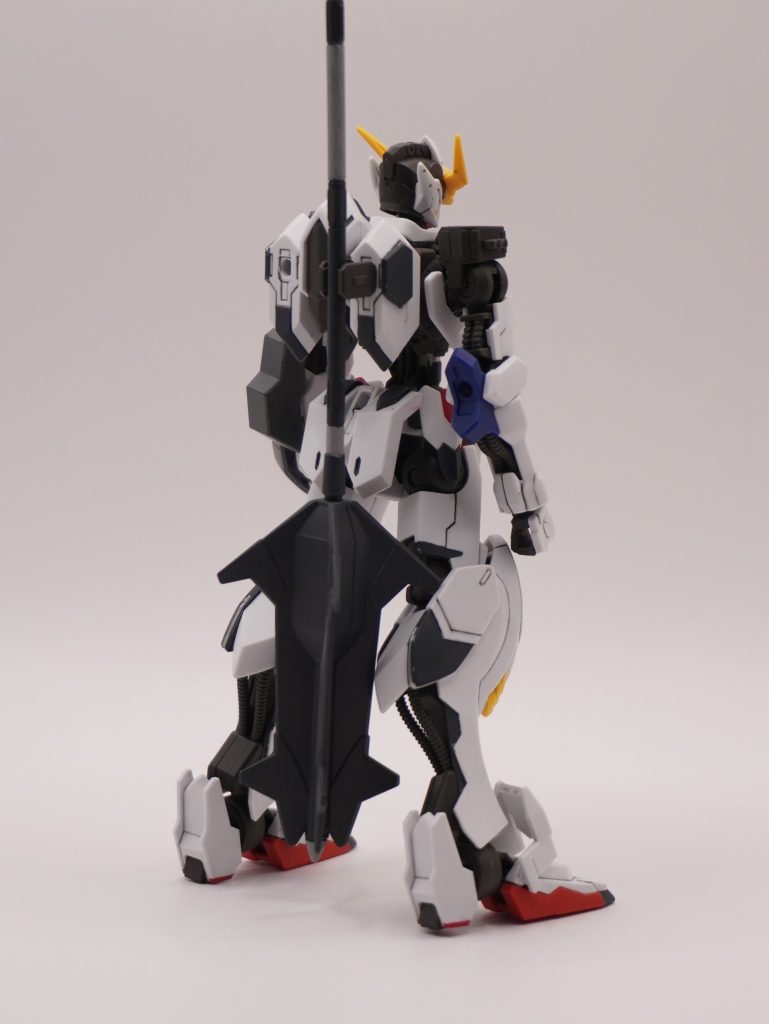 鉄血シリーズは共通ランナー（ガンダムフレーム）の恩恵で安価ながら、意外と細かい色分けがシールになっているので、部分塗装でかなり見栄えが良くなりますよね特徴的なピンクのマークはコピックアクレアのダークローズを使用しましたが、個人的にベストマッチでした。