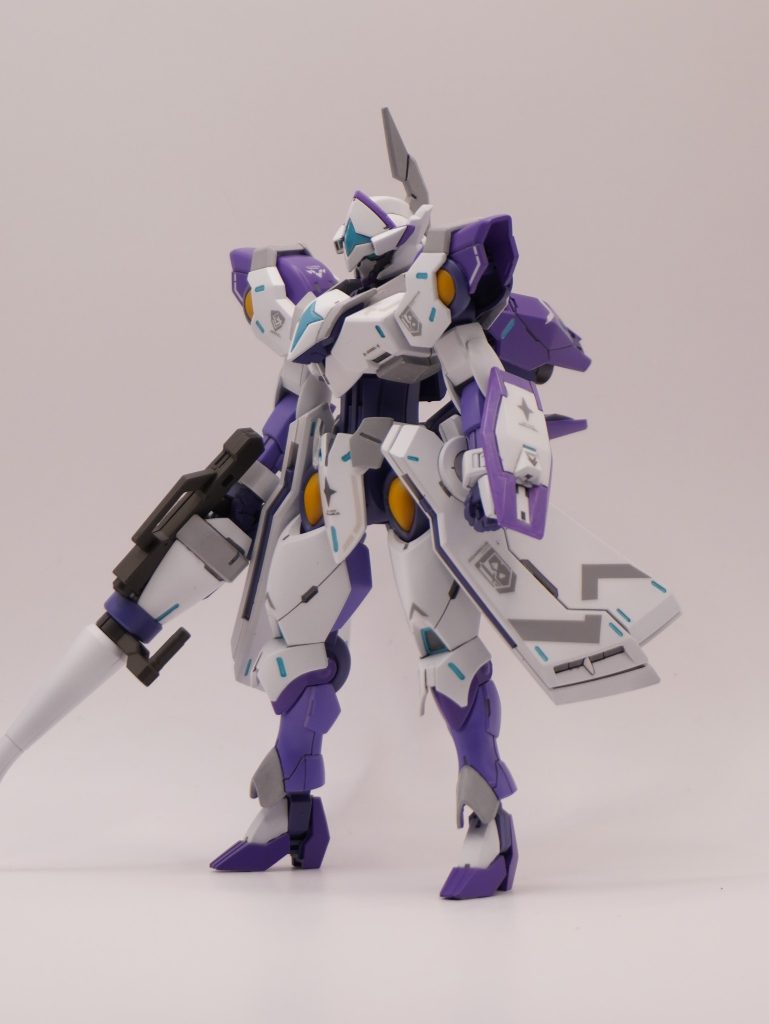 素立ち。バックパックを閉じた状態。ガンダムフェイスはルブリスから拝借。前頭部を削いでミカエリスのマスクをバイザーにしてもパーツが浮かないように配置しました。ミカエリスの胸部にベギルベウの頭部パーツを一部切り出し、こちらもパーツが浮かないように配置しました。これにより、ある程度一体感が出たと思います。