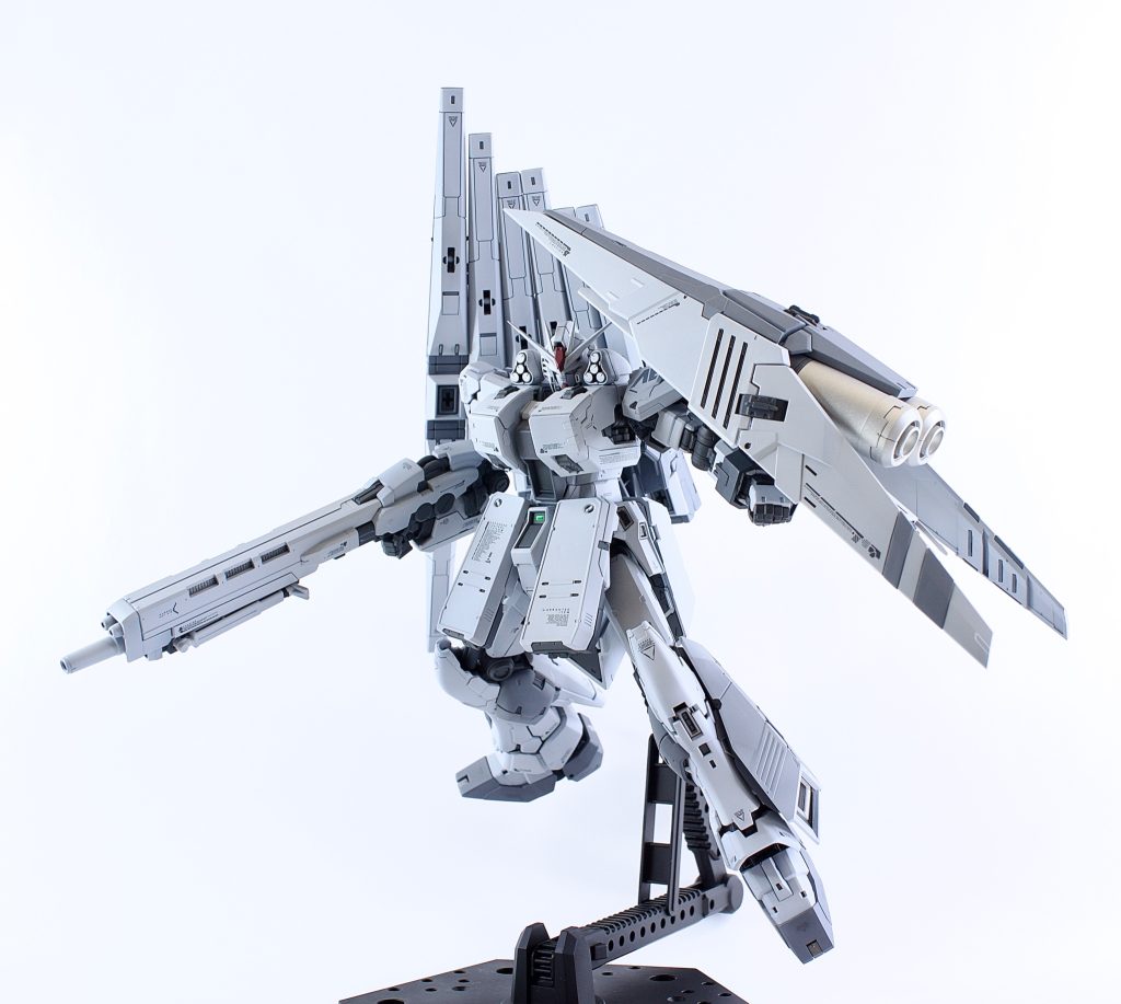 　νガンダムHWS［クリアカラー］を全塗装。だってプレバンで全然手に入らないから。ガンダムベースで売ってたから。　初めてのクリアカラーでドキドキしましたが、塗ってみると案外何とかなるもんですね。元はクリアカラーって言わないと分からないもんですね。　ただし、①スジ彫りは超難関。だって見えない！一回捨てサフしないと全く見えない。②平面処理も難関。ヤスリを当てても見えない。一瞬「クリアカラーってしっかり平面なのかな？」と思ったけど、サフを吹いたらしっかりヒケが見つかる。