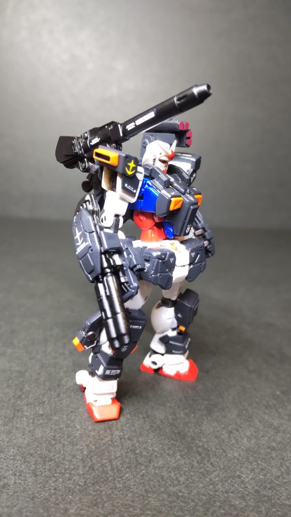 カラーリングですが、やっぱりガンダムはトリコロールカラーでしょ！で塗った為、緑色は合いそうにないのでサンダーボルト寄りにしています。