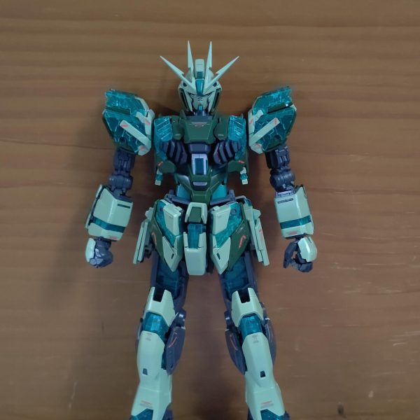 ジャンクのナラティブガンダムとB装備のキットを手に入れたので、暇つぶしに2号機を作ることにしました。素体の色は個人的に好きなブラストインパルスspec2を参考にしつつ、緑のサイコフレームを使っています。じきに完成写真も上げるのでご期待ください。（2枚目）