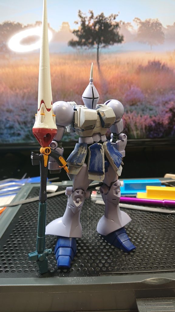 自作ランスはジャンク品の集大成(zaku-kao2)手元付近の赤いパーツは何故か余ってたズゴックの爪部分パーツ流用。胸部分改修など今回初めて改修に挑戦しました。左右バランスがズレたり思い通りの形にならず悪戦苦闘💦