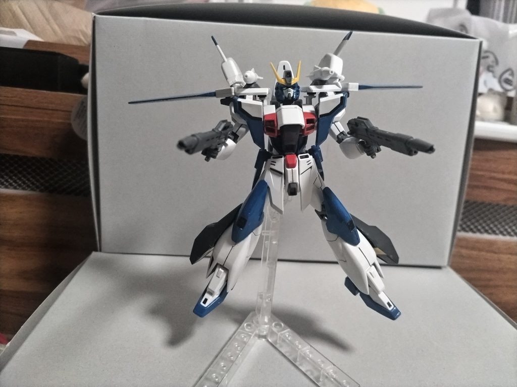 元ネタでは持ってないバスターライフルも所持。ガンプラは自由だ