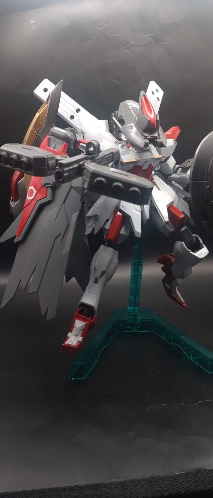 ピーコックスマッシャー。コトブキヤの何かしら武器にSDサザビーのファンネルコンテナをつけました。そして砲身を塗り忘れる痛恨のミス。なんにも見えねえ。