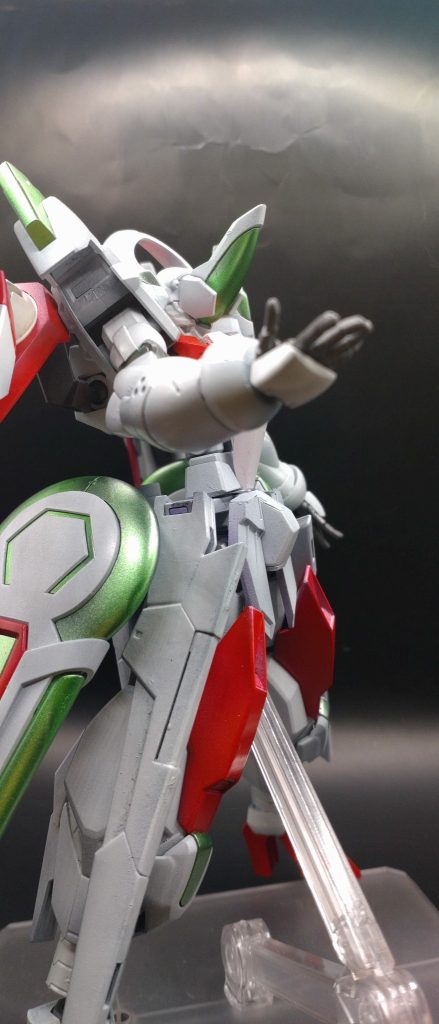 手持ちの武器はなし。用意するのがめんどくさいと言うのもありましたが、まあ似合わないだろうなと判断。モチーフは「普段は人類に対して静観或いは無干渉を貫いているけど大事になったら殴り込みに行くタイプの機械神」みたいな。